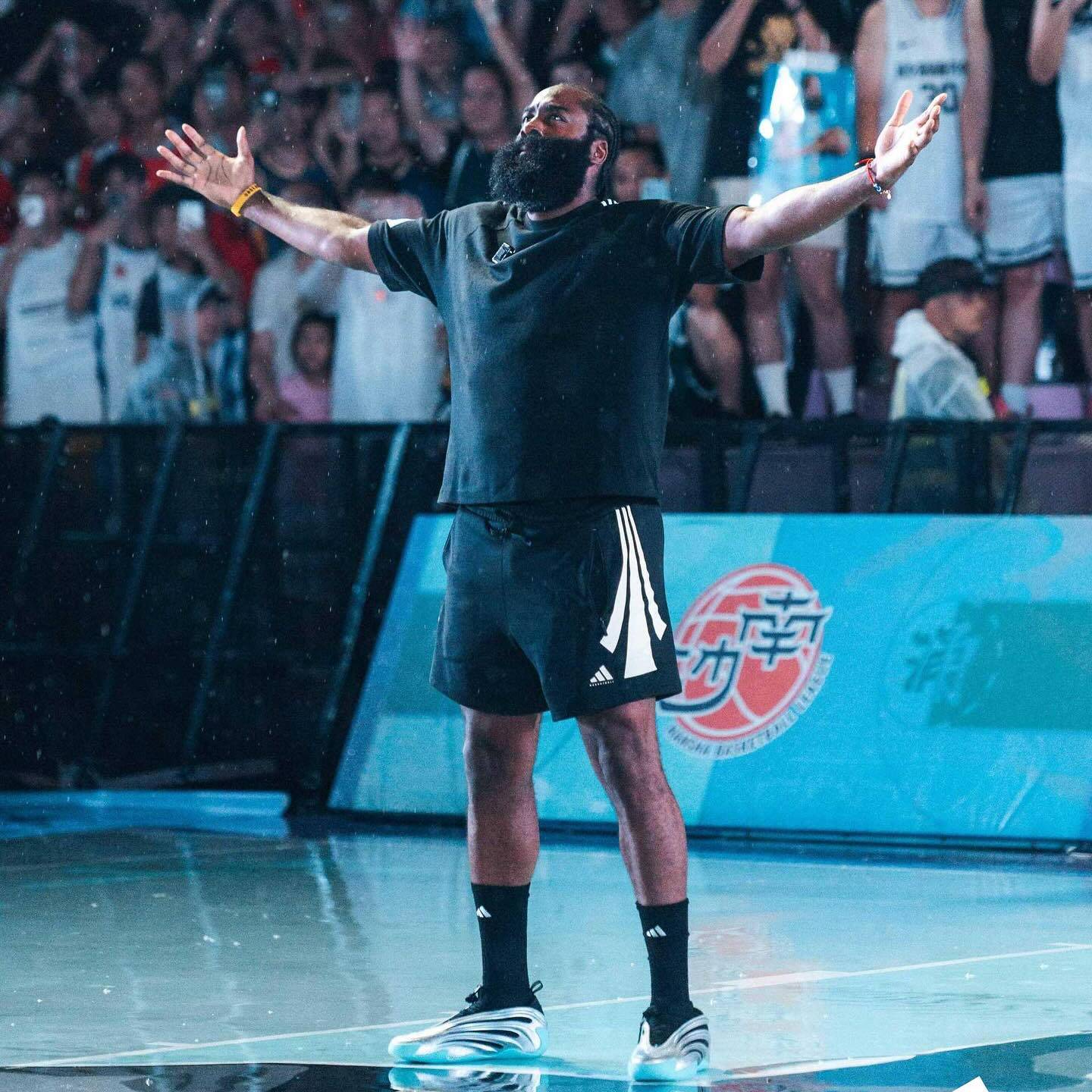 九游娱乐官网-哈登迎来十赛季出色发挥，皇家马德里观众热烈欢呼！赛场气氛高涨的简单介绍-九游娱乐官网